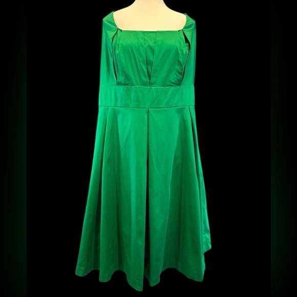 Calvin Klein Elegant Empire Waist Dress in a Stunning Emerald Green - Picture 1 of 7